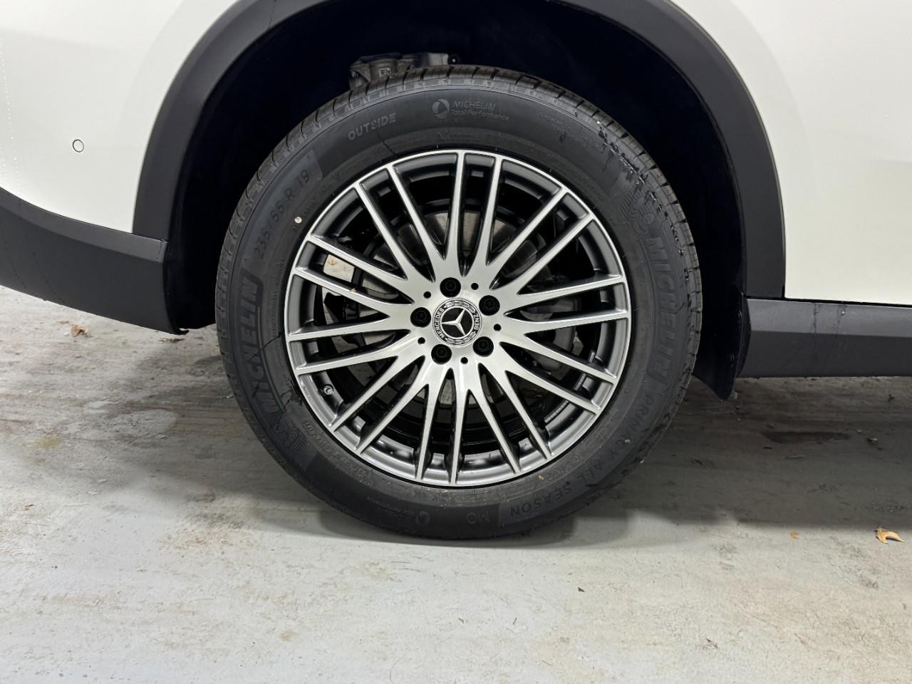 Mercedes-Benz GLC Vehicle Full-screen Gallery Image 5