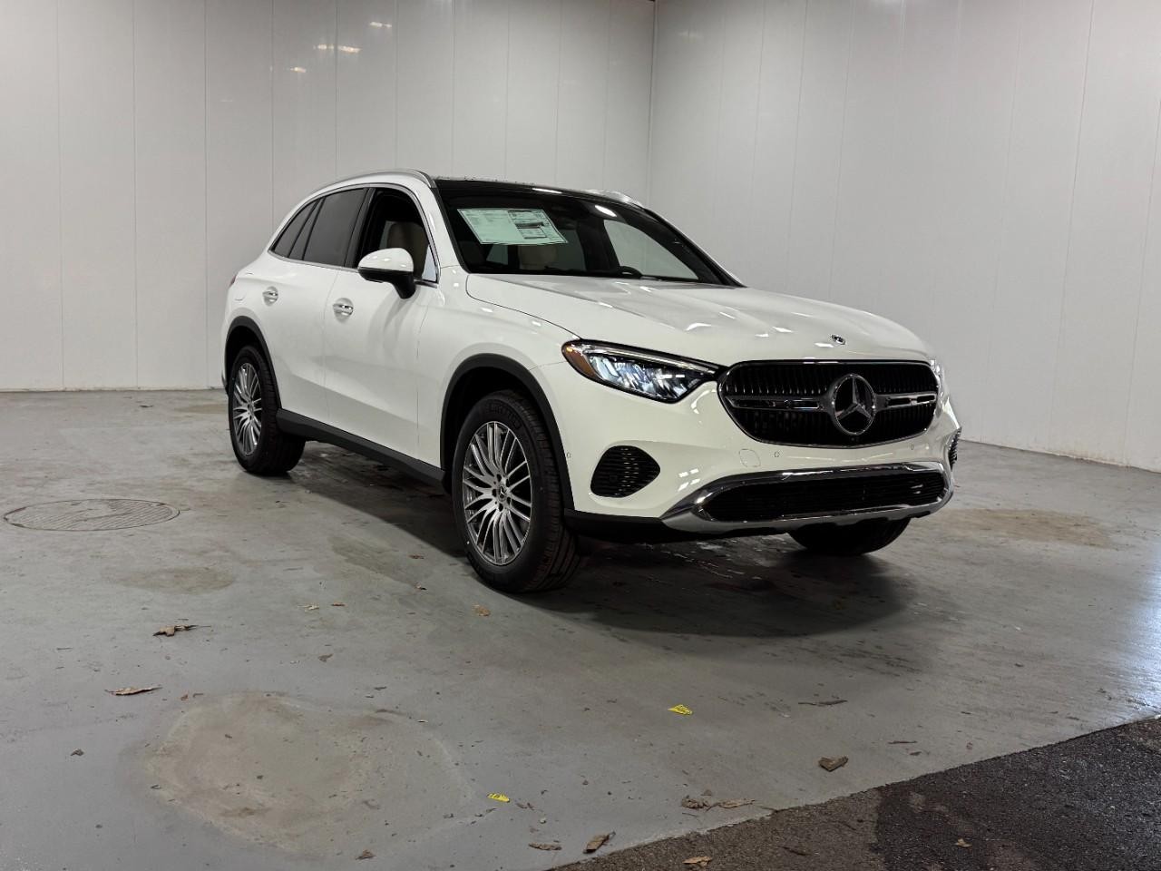Mercedes-Benz GLC Vehicle Full-screen Gallery Image 6
