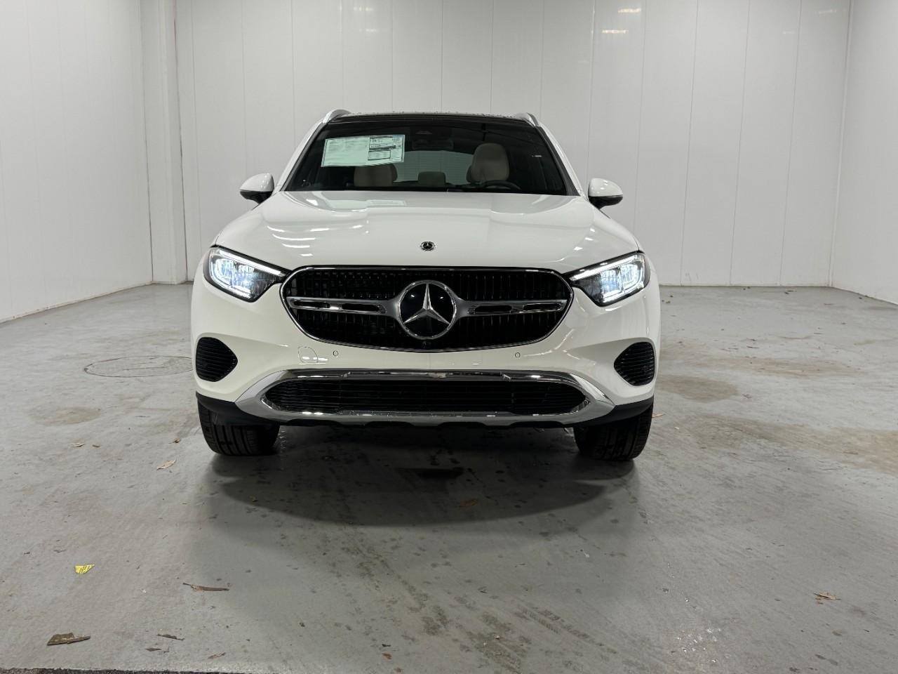 Mercedes-Benz GLC Vehicle Full-screen Gallery Image 7