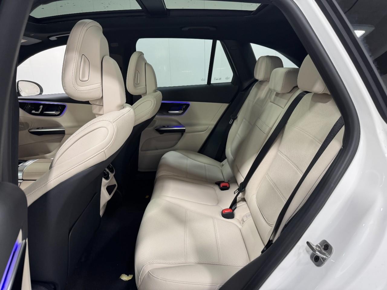 Mercedes-Benz GLC Vehicle Full-screen Gallery Image 8