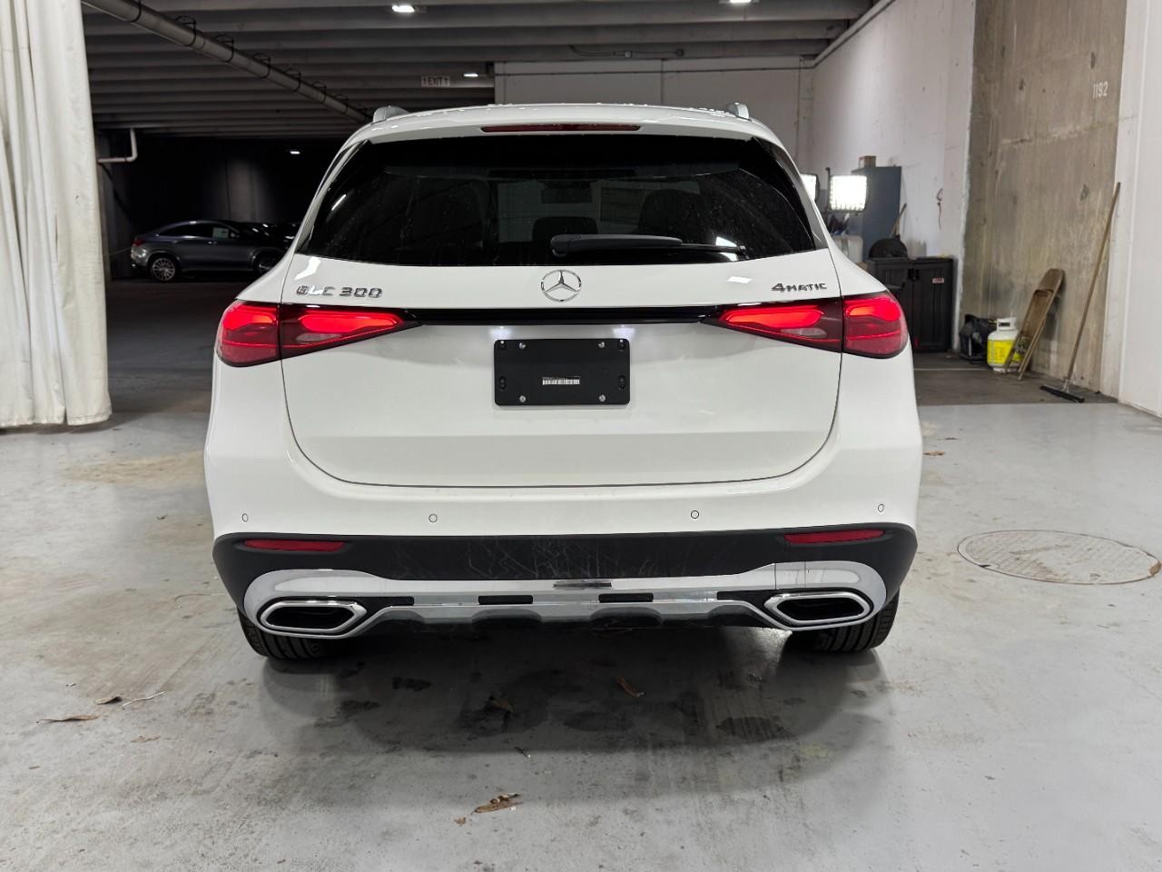 Mercedes-Benz GLC Vehicle Full-screen Gallery Image 9