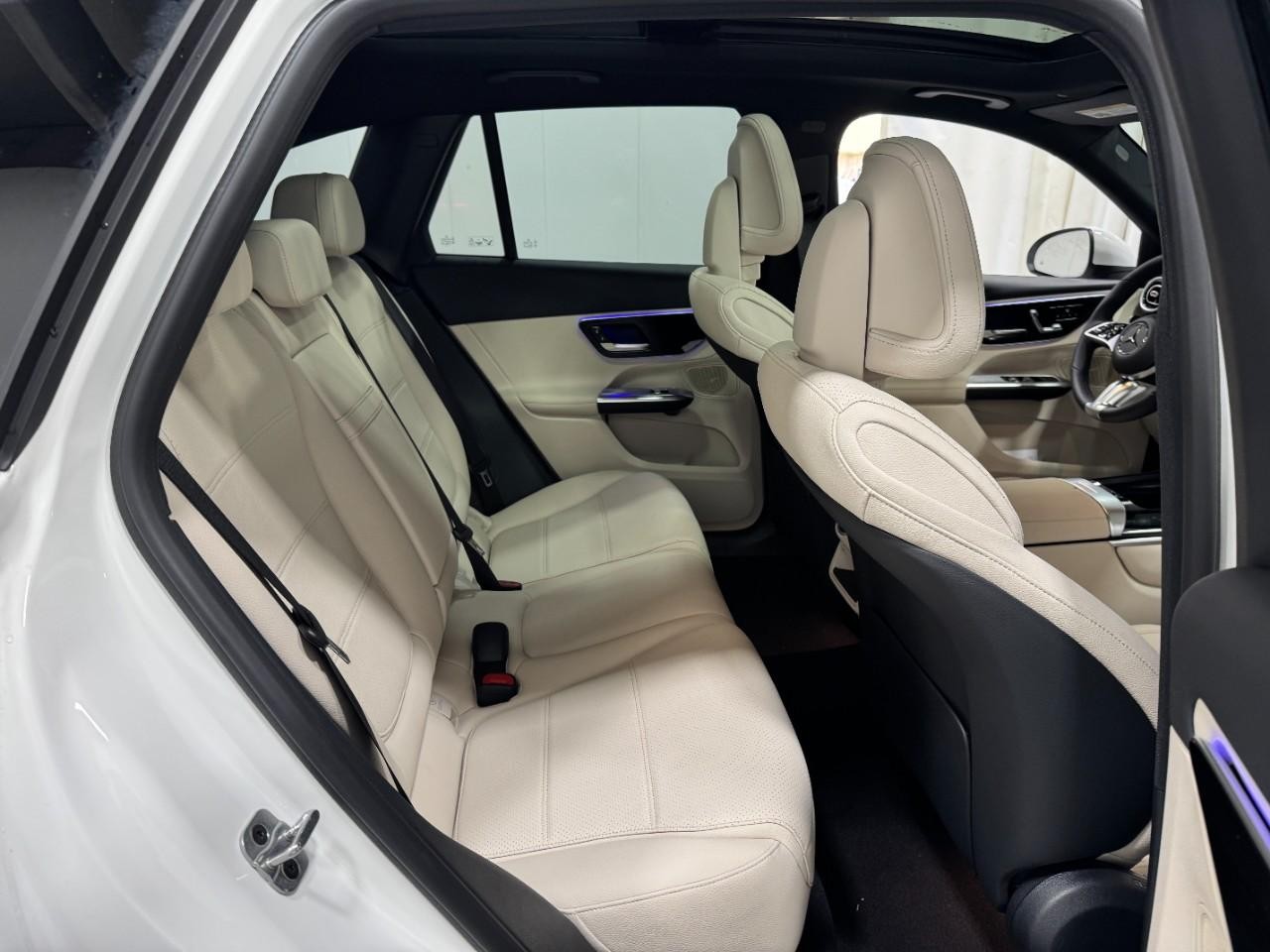 Mercedes-Benz GLC Vehicle Full-screen Gallery Image 10