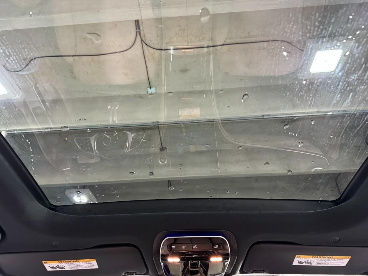 Mercedes-Benz GLC Vehicle Full-screen Gallery Image 11