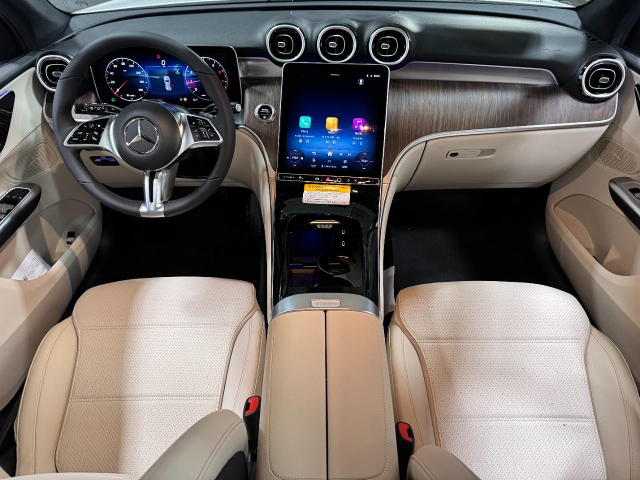 Mercedes-Benz GLC Vehicle Full-screen Gallery Image 12