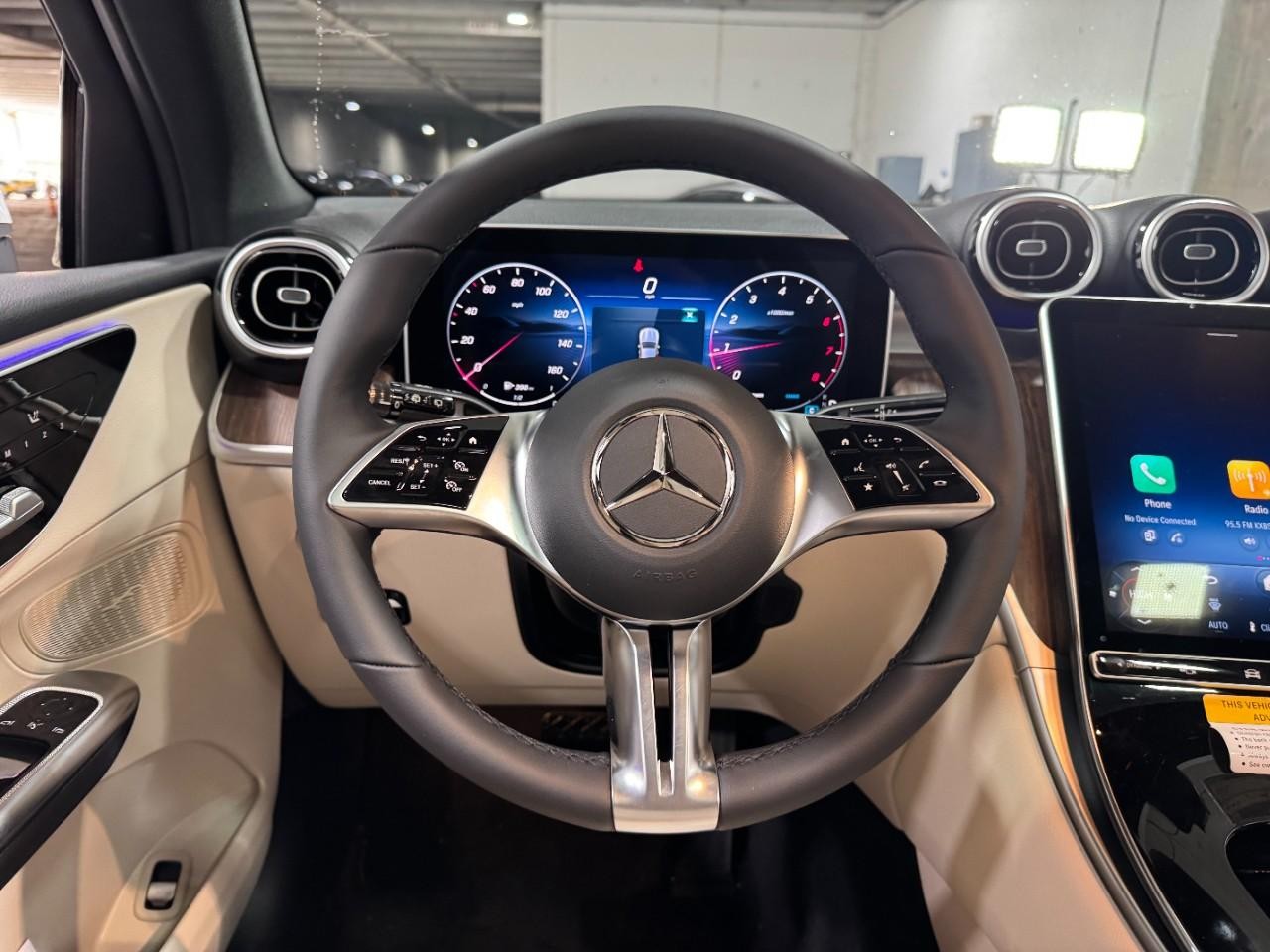 Mercedes-Benz GLC Vehicle Full-screen Gallery Image 14