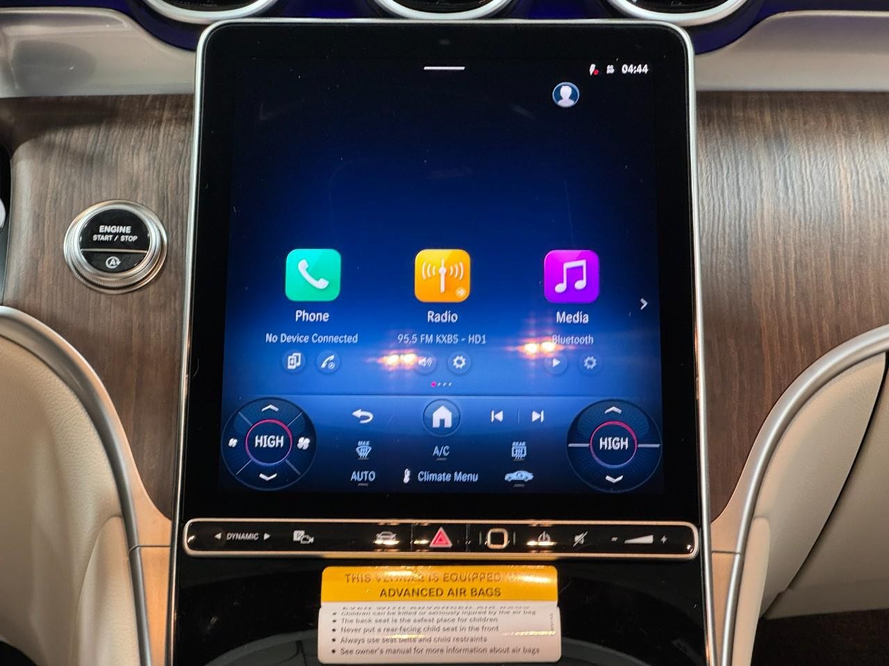 Mercedes-Benz GLC Vehicle Full-screen Gallery Image 15