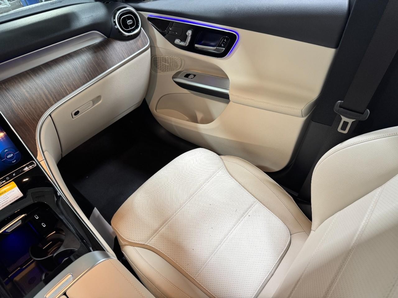 Mercedes-Benz GLC Vehicle Full-screen Gallery Image 16