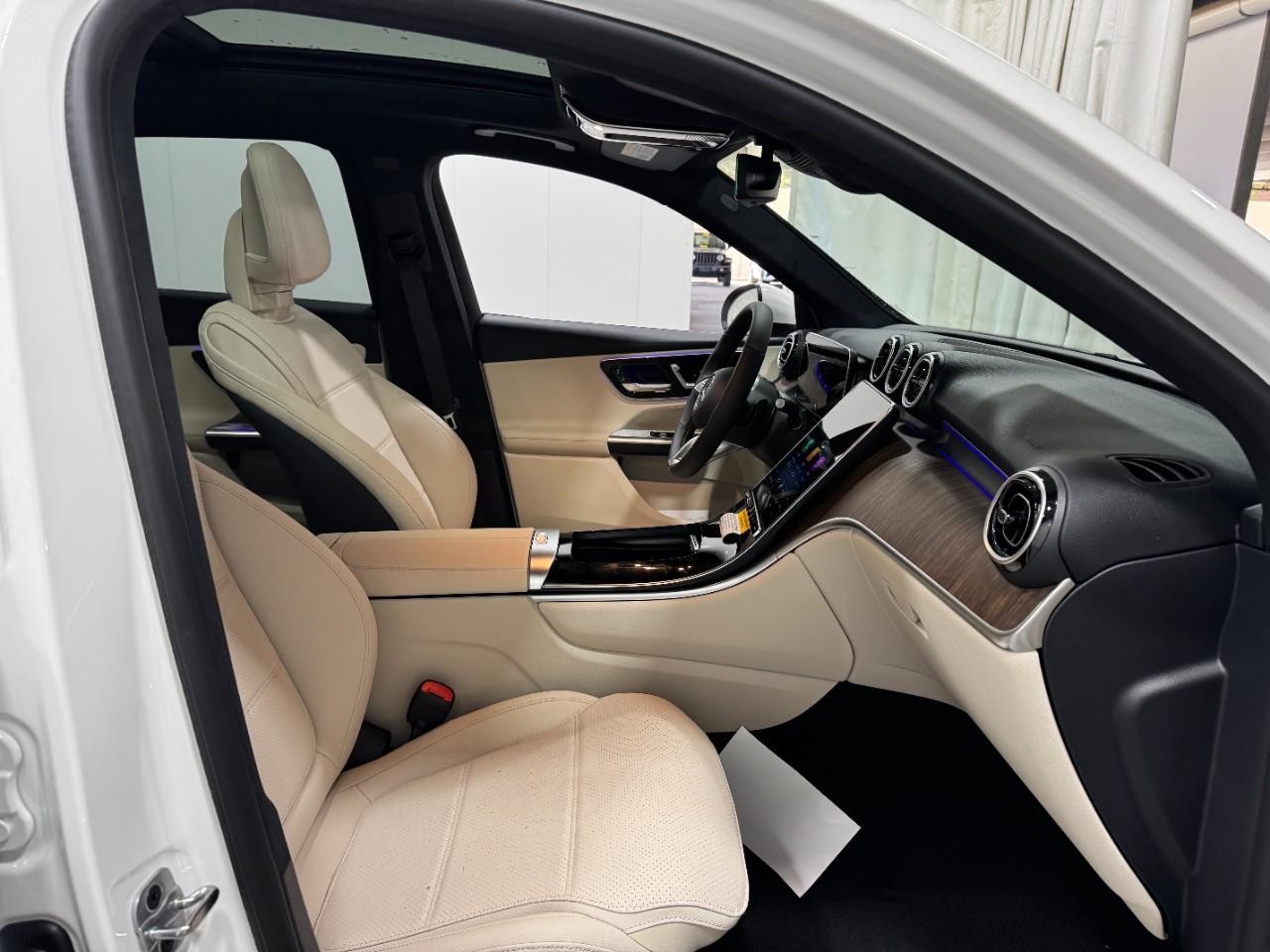 Mercedes-Benz GLC Vehicle Full-screen Gallery Image 17