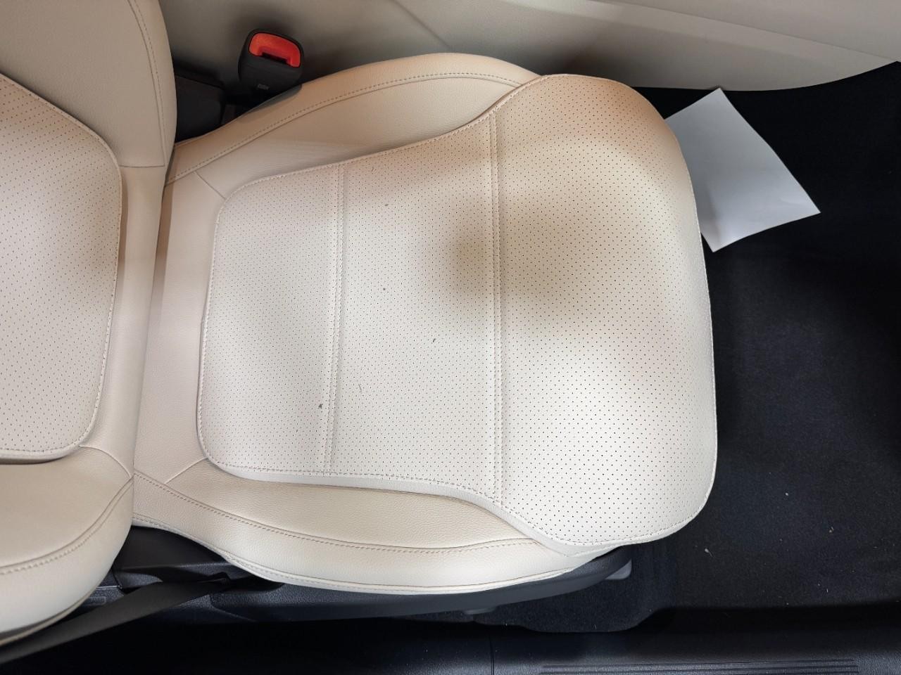 Mercedes-Benz GLC Vehicle Full-screen Gallery Image 18