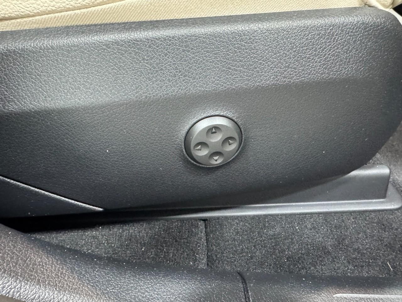 Mercedes-Benz GLC Vehicle Full-screen Gallery Image 19