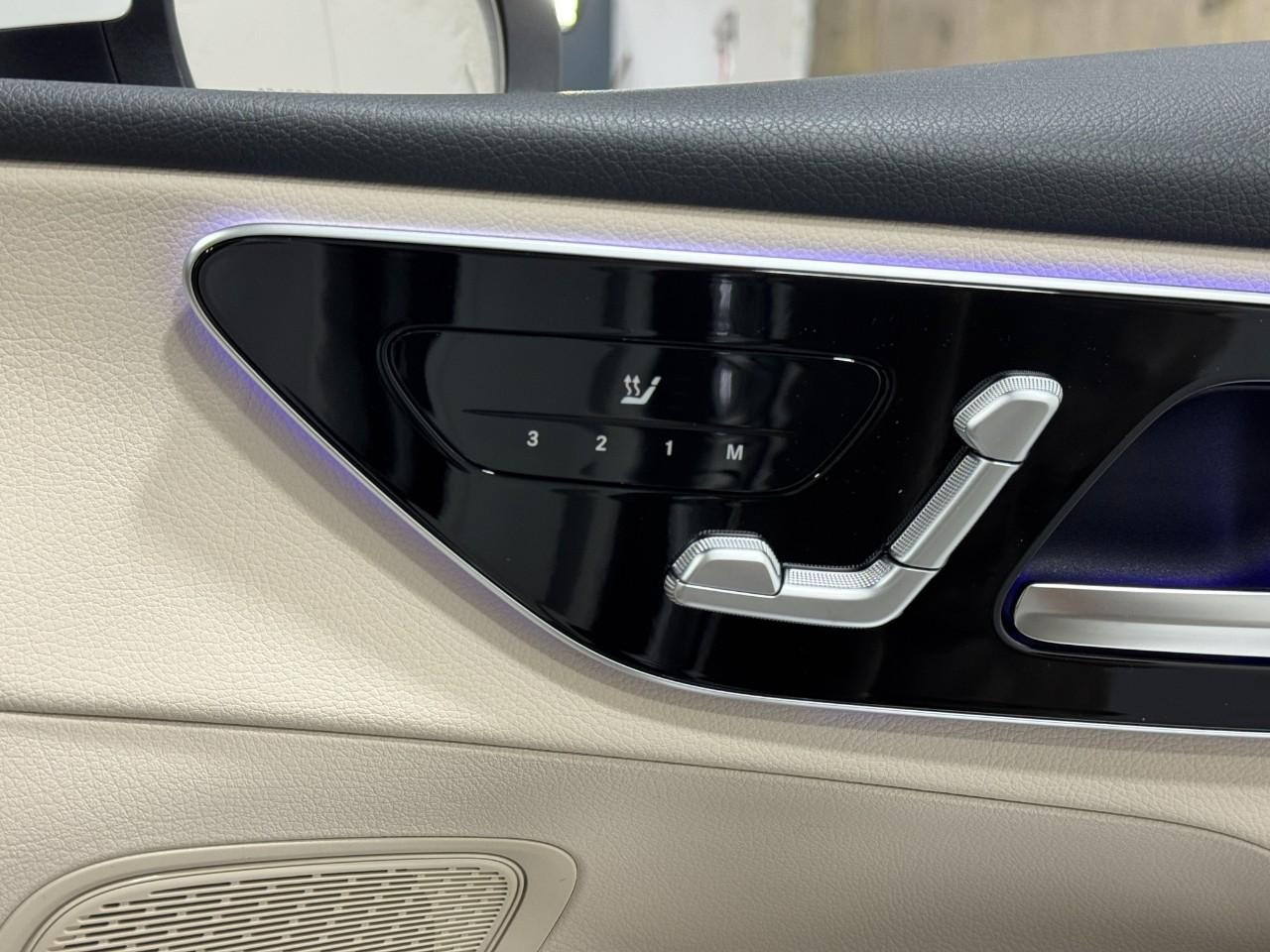 Mercedes-Benz GLC Vehicle Full-screen Gallery Image 20