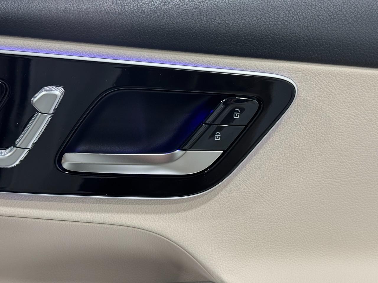 Mercedes-Benz GLC Vehicle Full-screen Gallery Image 21