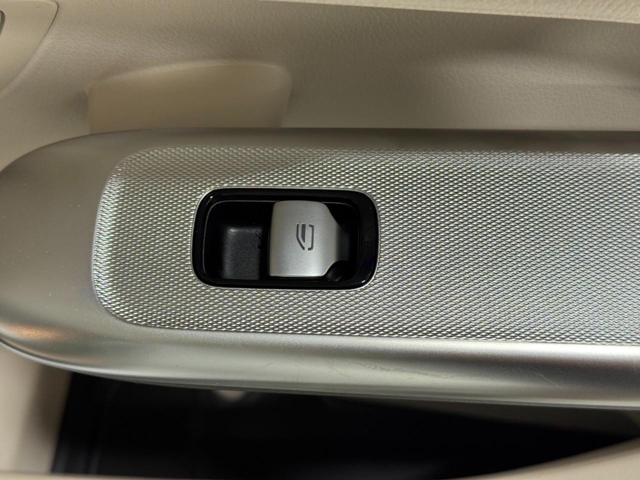 Mercedes-Benz GLC Vehicle Full-screen Gallery Image 22