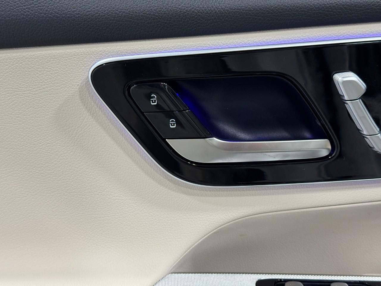 Mercedes-Benz GLC Vehicle Full-screen Gallery Image 24