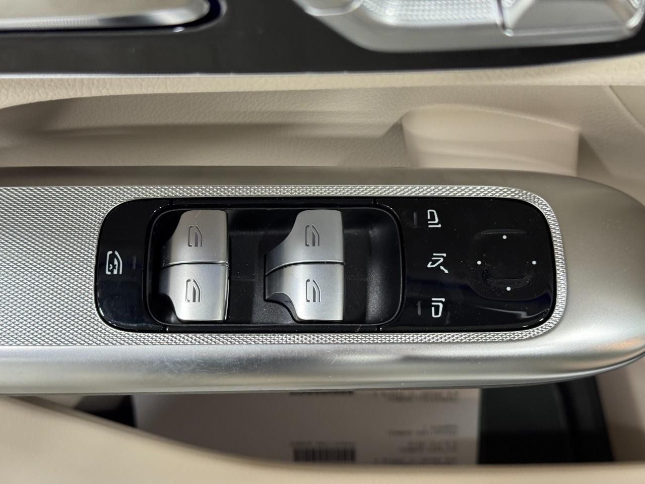 Mercedes-Benz GLC Vehicle Full-screen Gallery Image 25