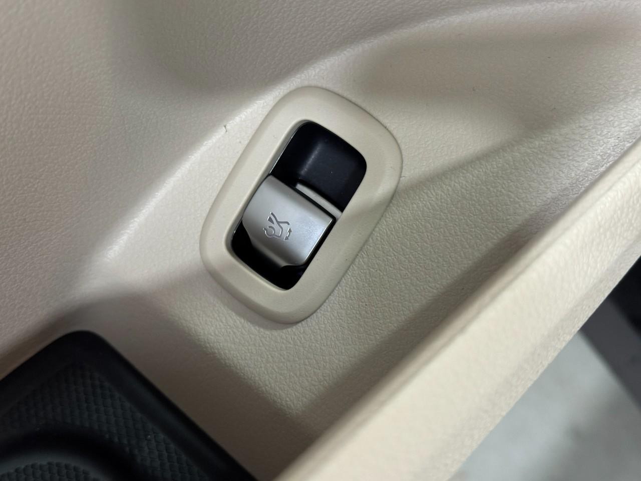 Mercedes-Benz GLC Vehicle Full-screen Gallery Image 26