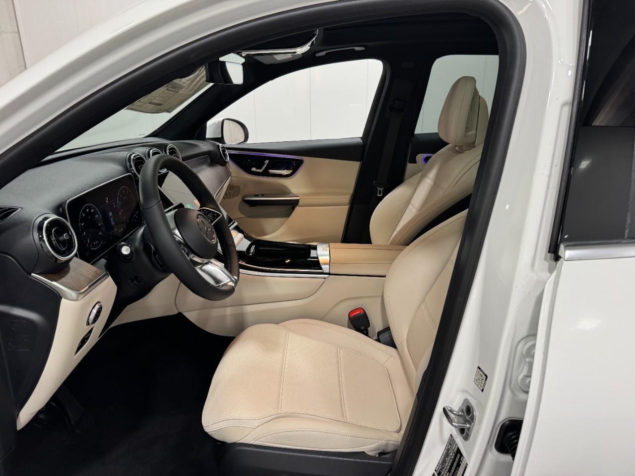 Mercedes-Benz GLC Vehicle Full-screen Gallery Image 27