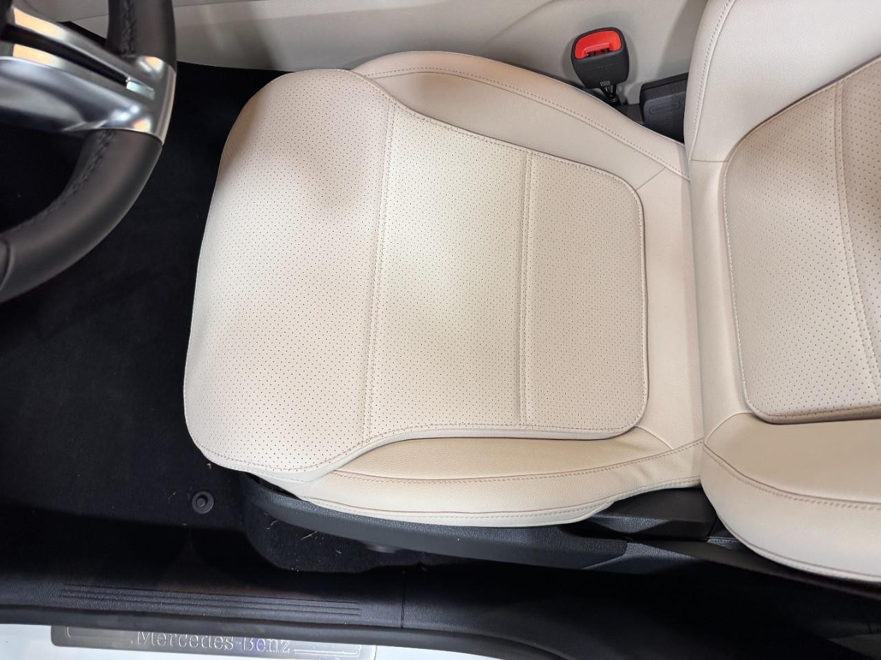 Mercedes-Benz GLC Vehicle Full-screen Gallery Image 28