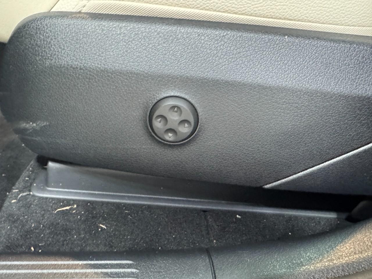 Mercedes-Benz GLC Vehicle Full-screen Gallery Image 29