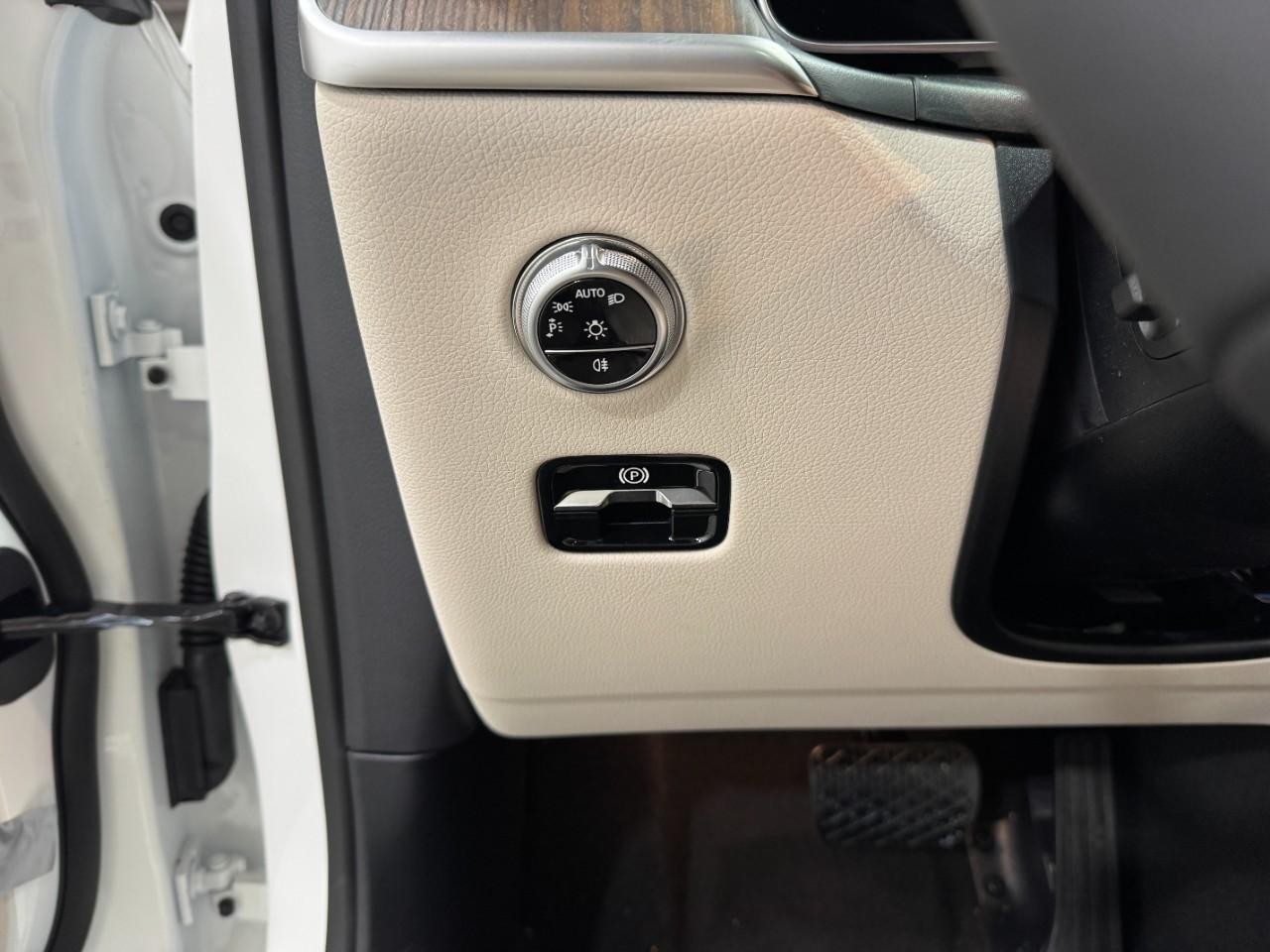 Mercedes-Benz GLC Vehicle Full-screen Gallery Image 30