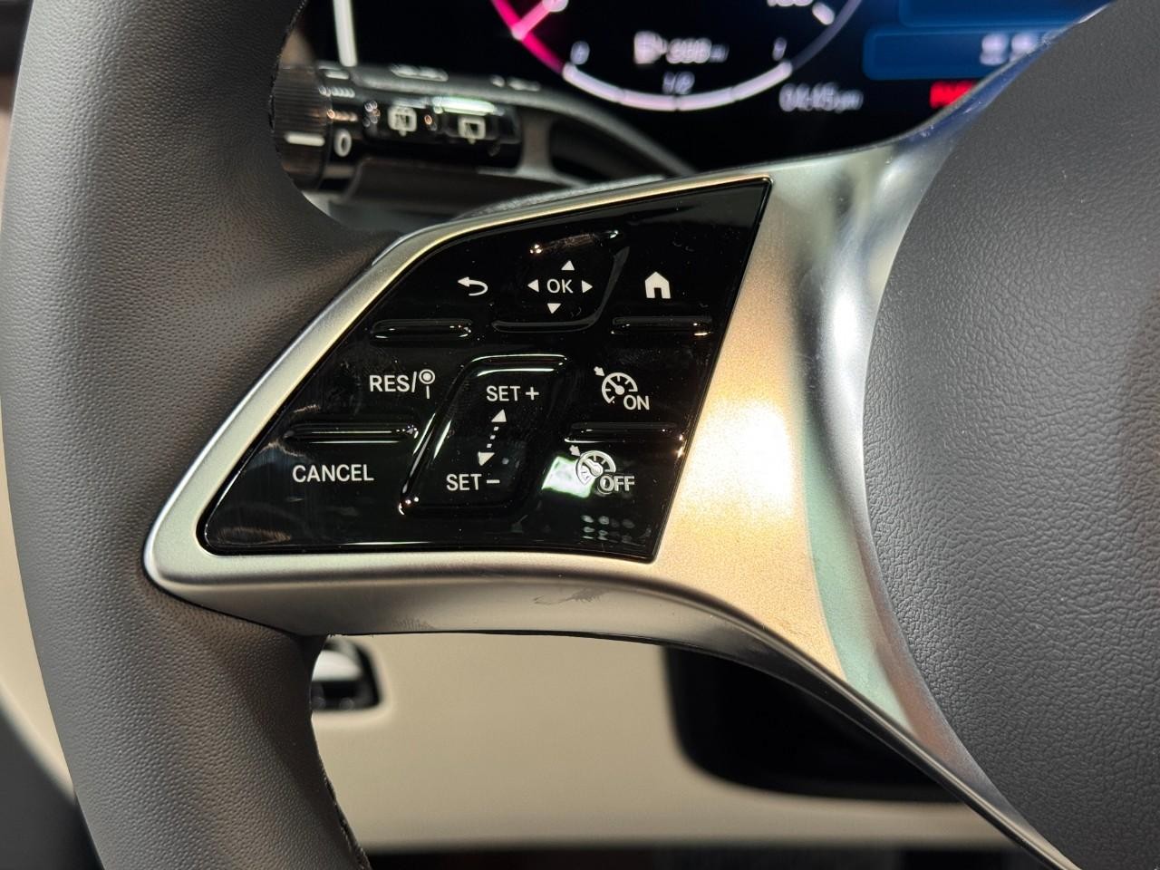 Mercedes-Benz GLC Vehicle Full-screen Gallery Image 31