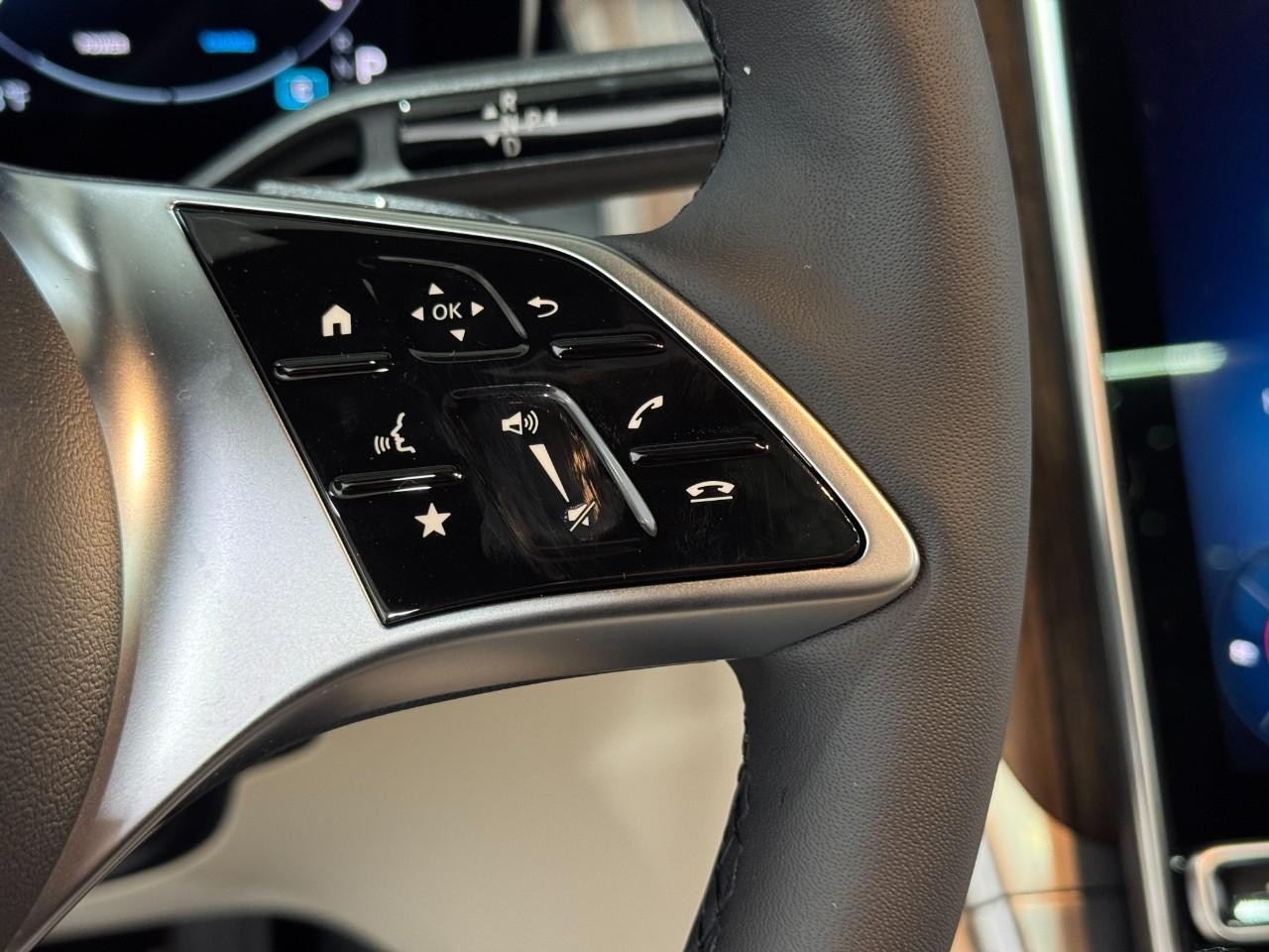 Mercedes-Benz GLC Vehicle Full-screen Gallery Image 32