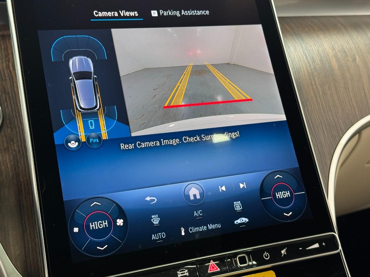 Mercedes-Benz GLC Vehicle Full-screen Gallery Image 35