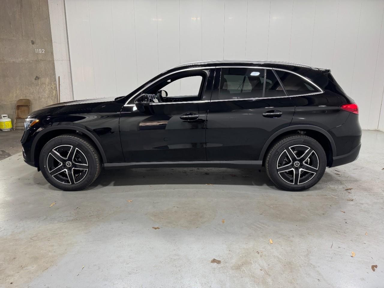 Mercedes-Benz GLC Vehicle Full-screen Gallery Image 2