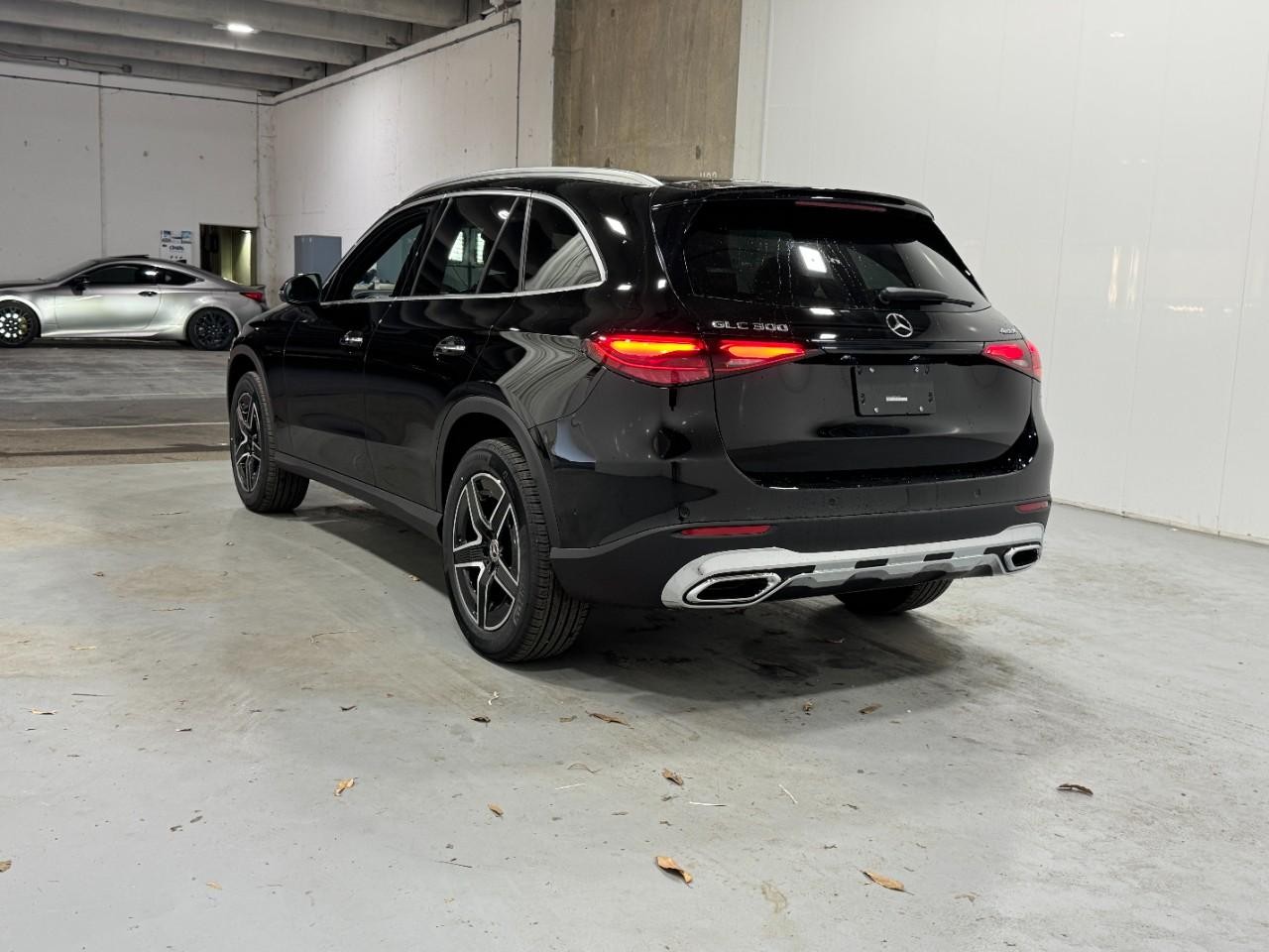 Mercedes-Benz GLC Vehicle Full-screen Gallery Image 3