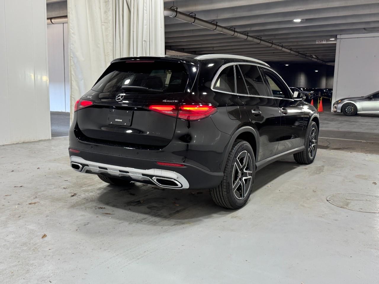 Mercedes-Benz GLC Vehicle Full-screen Gallery Image 4