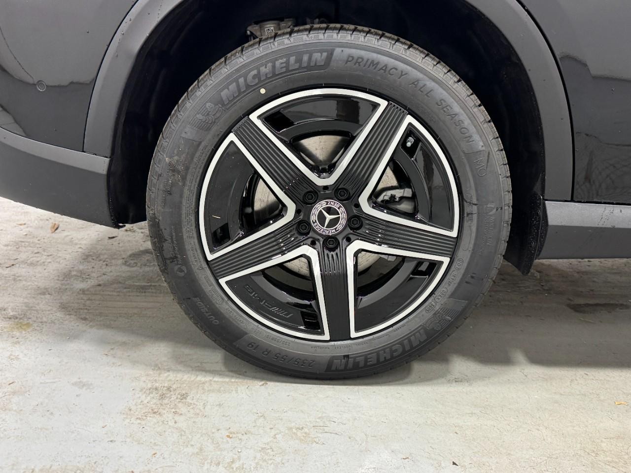 Mercedes-Benz GLC Vehicle Full-screen Gallery Image 5