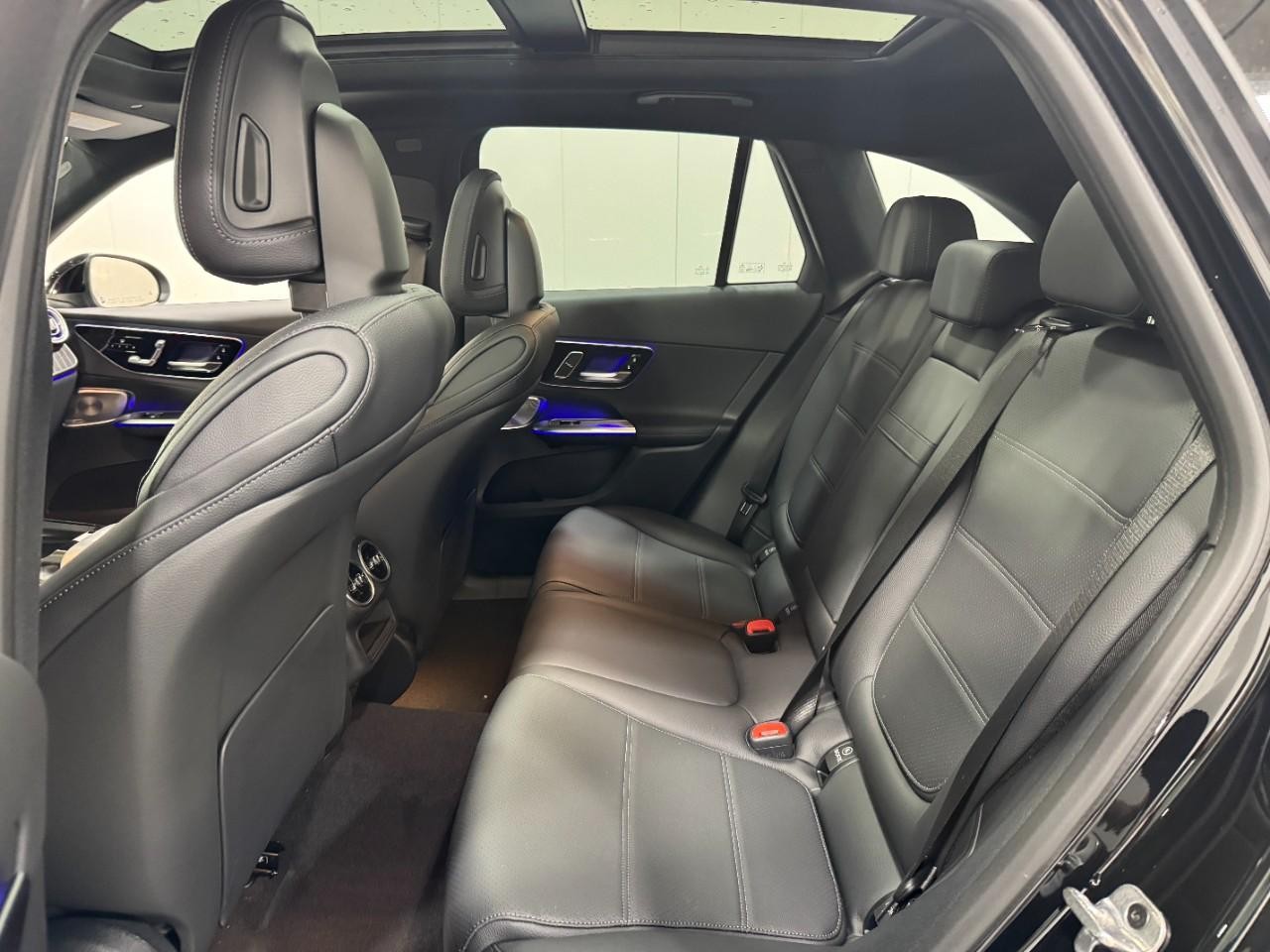 Mercedes-Benz GLC Vehicle Full-screen Gallery Image 8