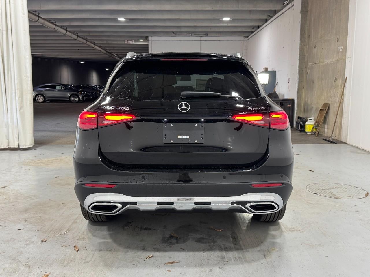 Mercedes-Benz GLC Vehicle Full-screen Gallery Image 9