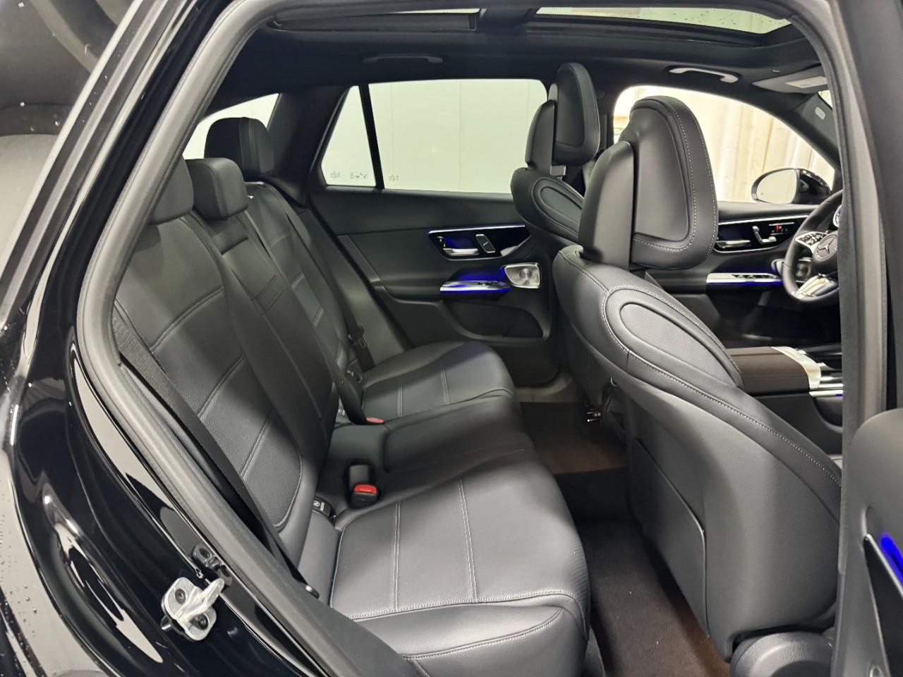 Mercedes-Benz GLC Vehicle Full-screen Gallery Image 10