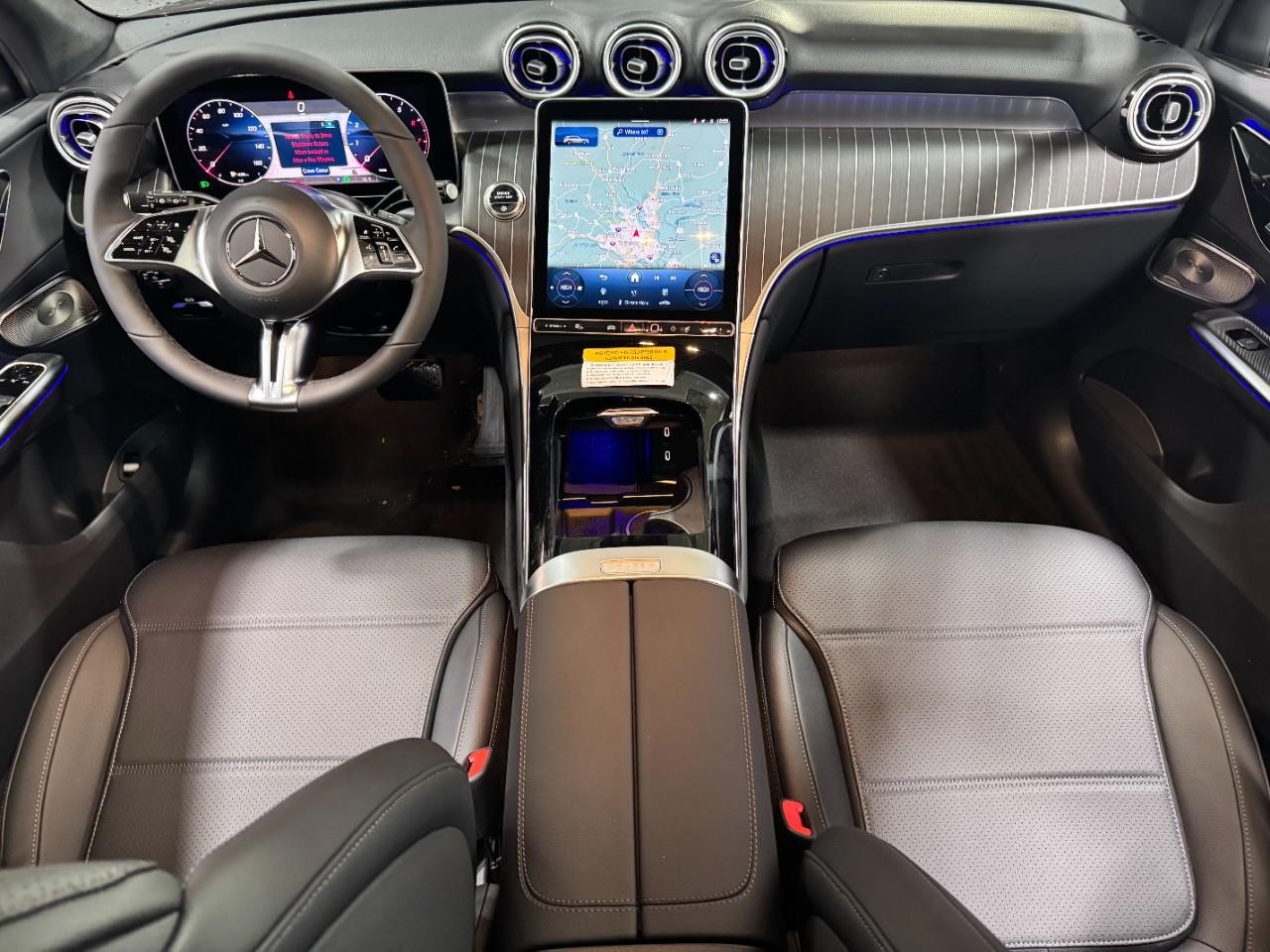 Mercedes-Benz GLC Vehicle Full-screen Gallery Image 12