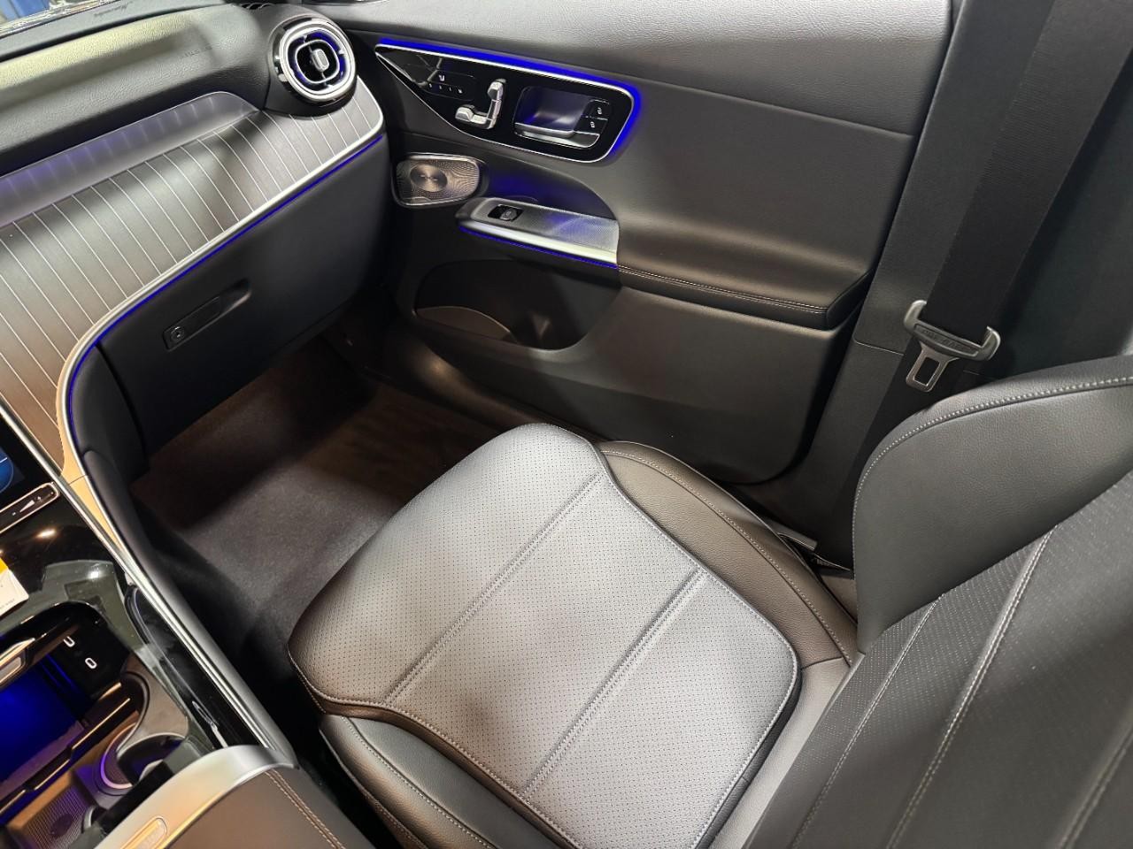 Mercedes-Benz GLC Vehicle Full-screen Gallery Image 15