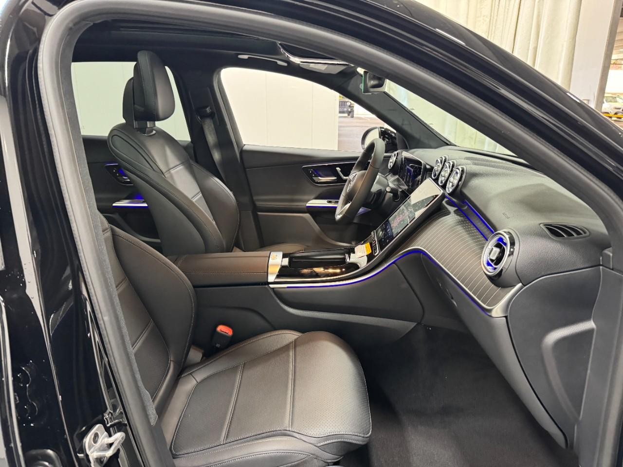 Mercedes-Benz GLC Vehicle Full-screen Gallery Image 16