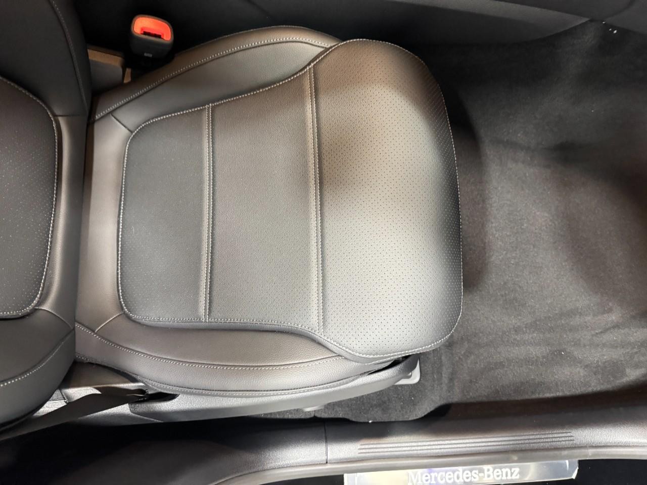 Mercedes-Benz GLC Vehicle Full-screen Gallery Image 17