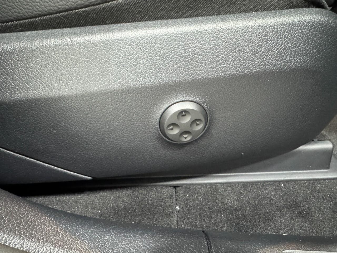 Mercedes-Benz GLC Vehicle Full-screen Gallery Image 18