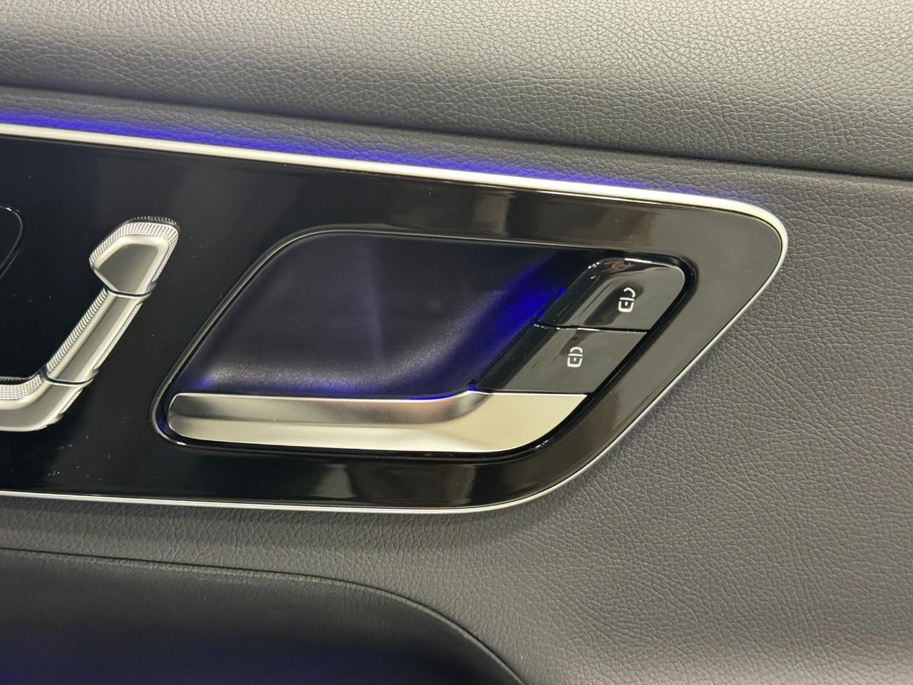 Mercedes-Benz GLC Vehicle Full-screen Gallery Image 20