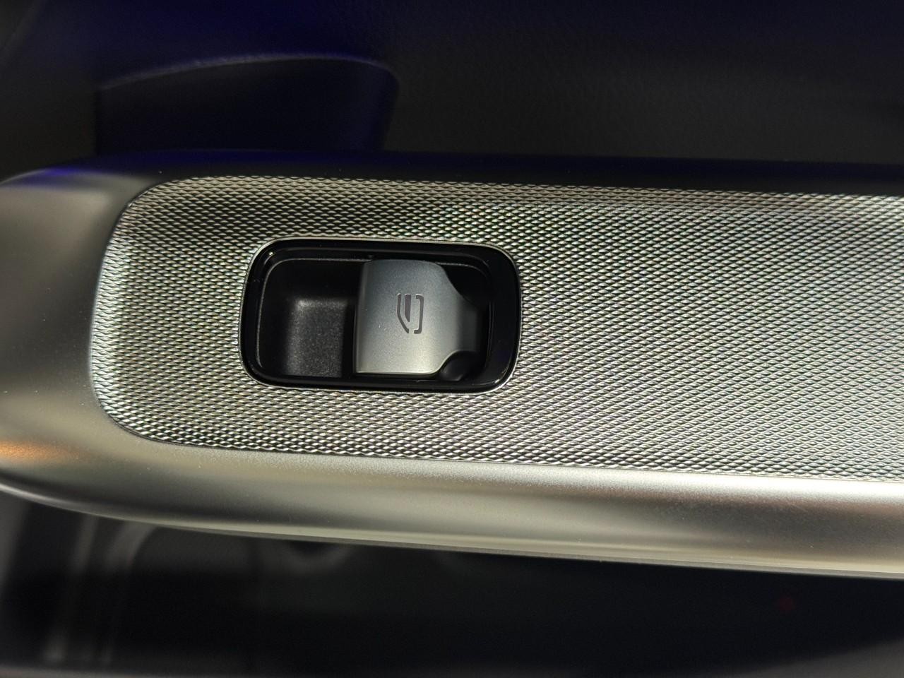 Mercedes-Benz GLC Vehicle Full-screen Gallery Image 21