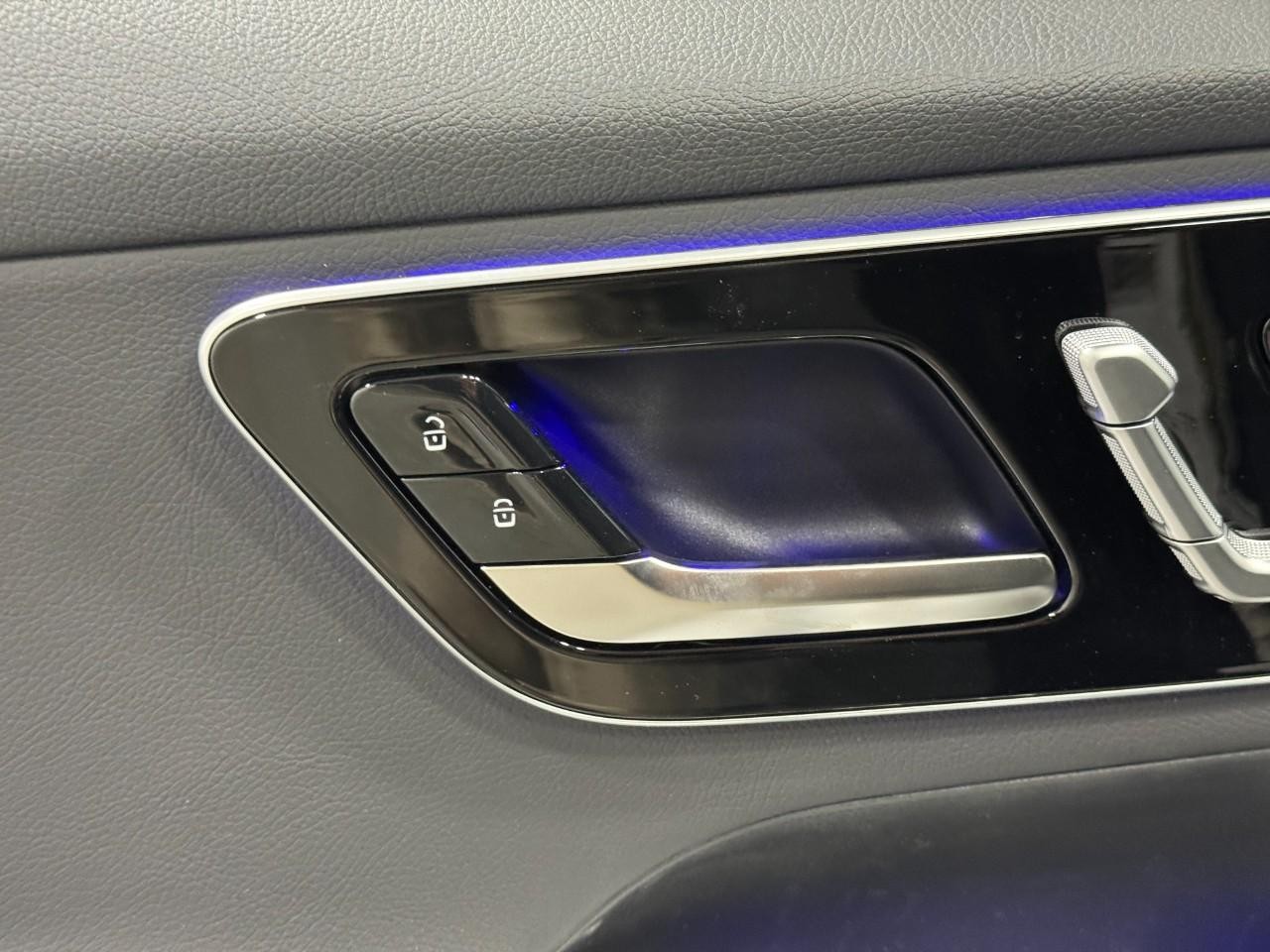 Mercedes-Benz GLC Vehicle Full-screen Gallery Image 23