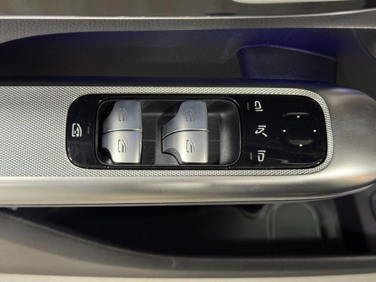 Mercedes-Benz GLC Vehicle Full-screen Gallery Image 24