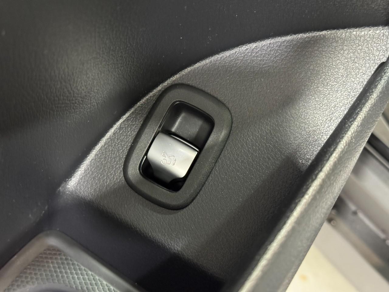 Mercedes-Benz GLC Vehicle Full-screen Gallery Image 26