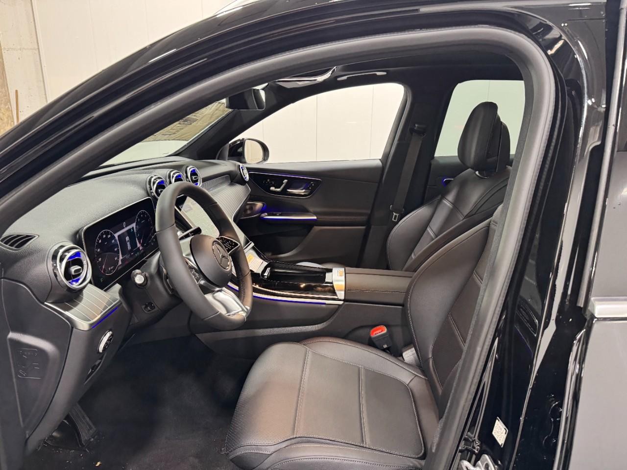 Mercedes-Benz GLC Vehicle Full-screen Gallery Image 27