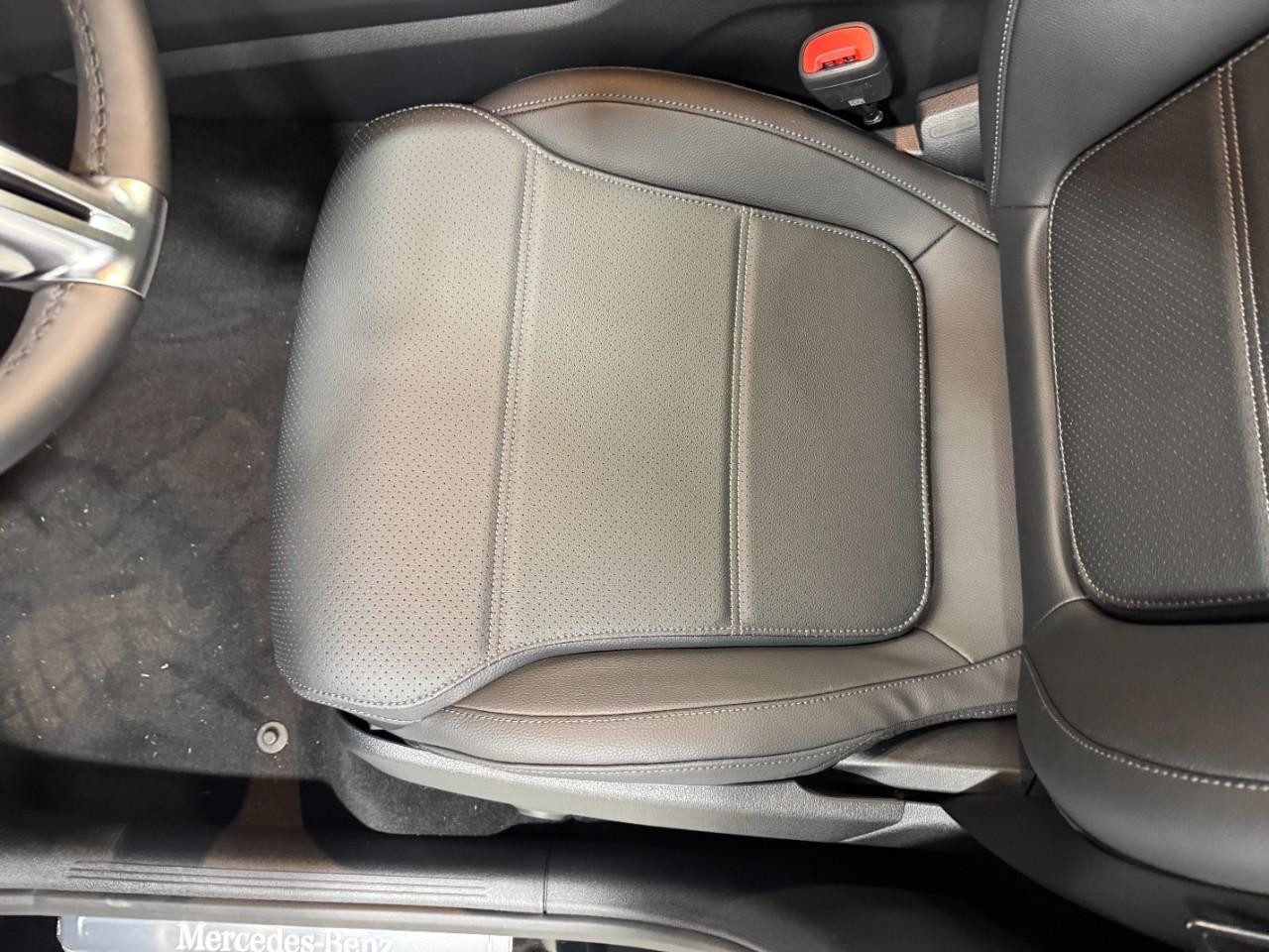 Mercedes-Benz GLC Vehicle Full-screen Gallery Image 28