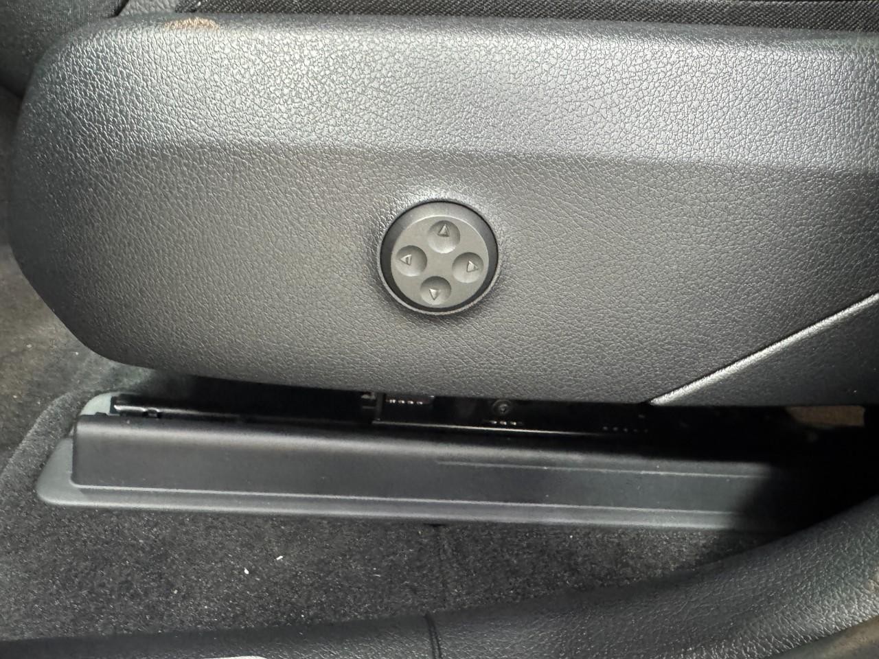 Mercedes-Benz GLC Vehicle Full-screen Gallery Image 29