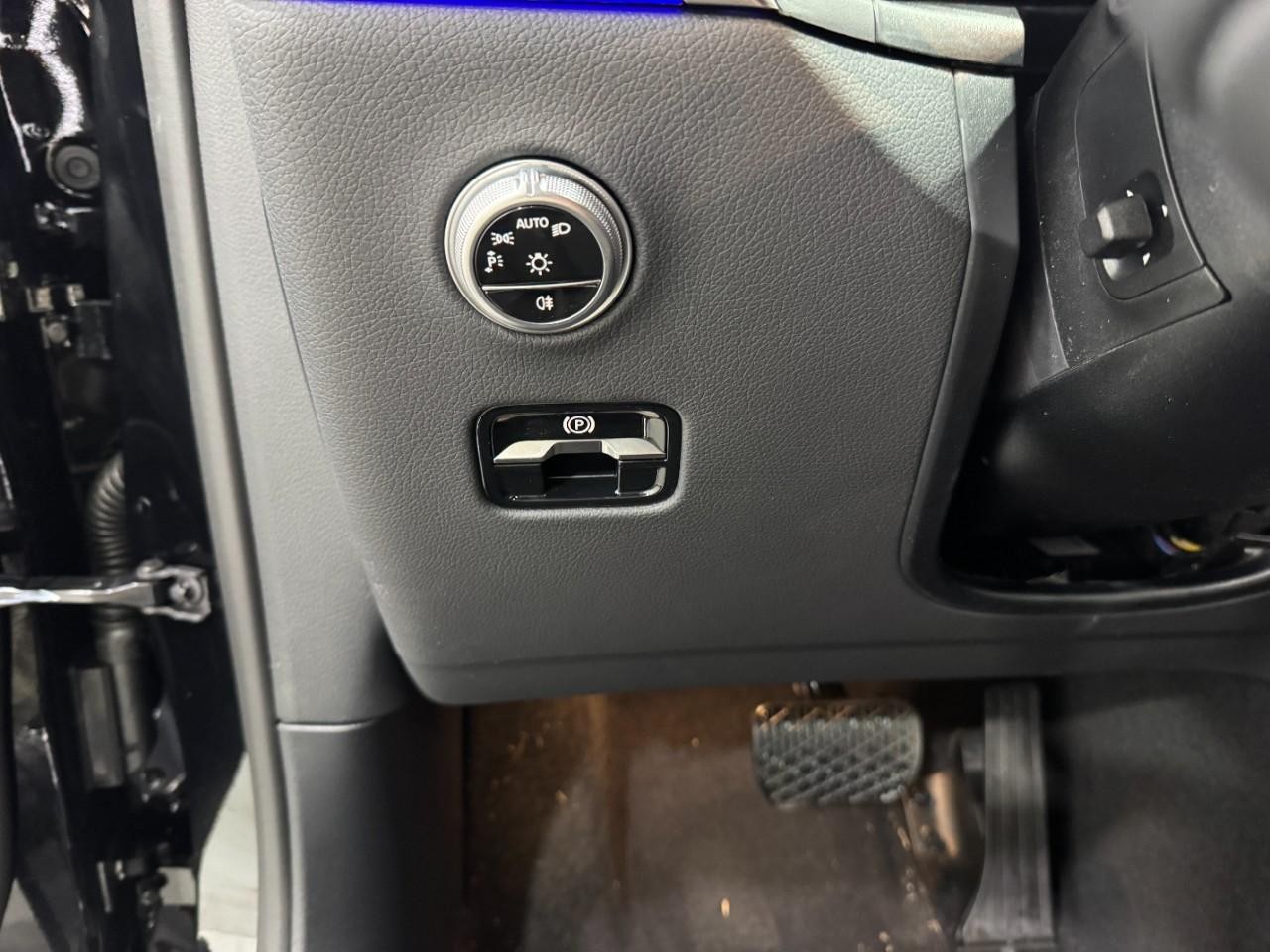 Mercedes-Benz GLC Vehicle Full-screen Gallery Image 30