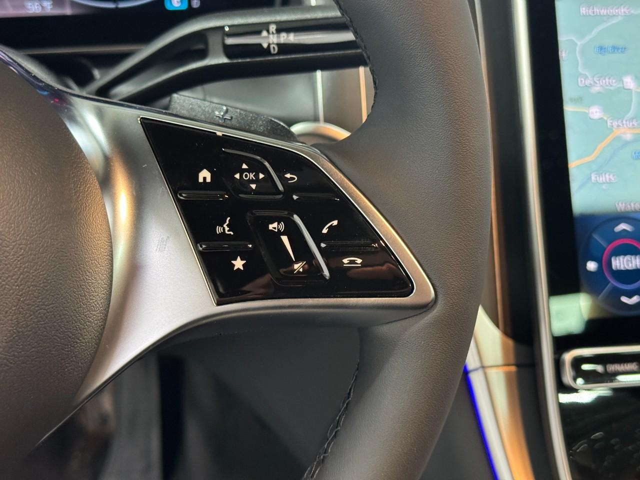 Mercedes-Benz GLC Vehicle Full-screen Gallery Image 32