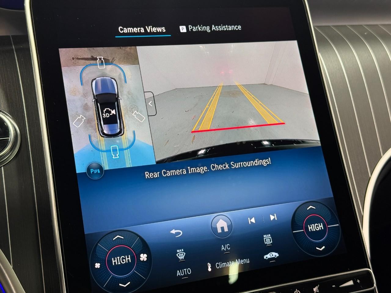 Mercedes-Benz GLC Vehicle Full-screen Gallery Image 35